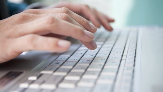 Фото руки перед клавіатурою