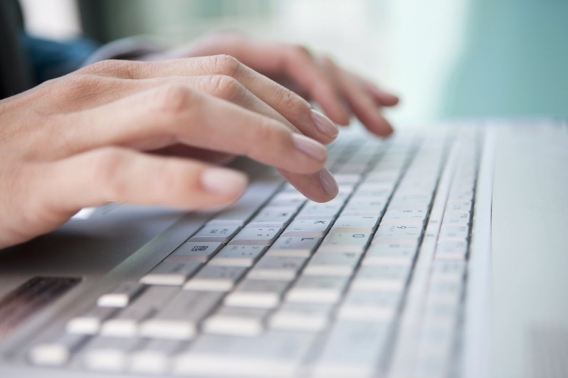 Фото руки перед клавіатурою