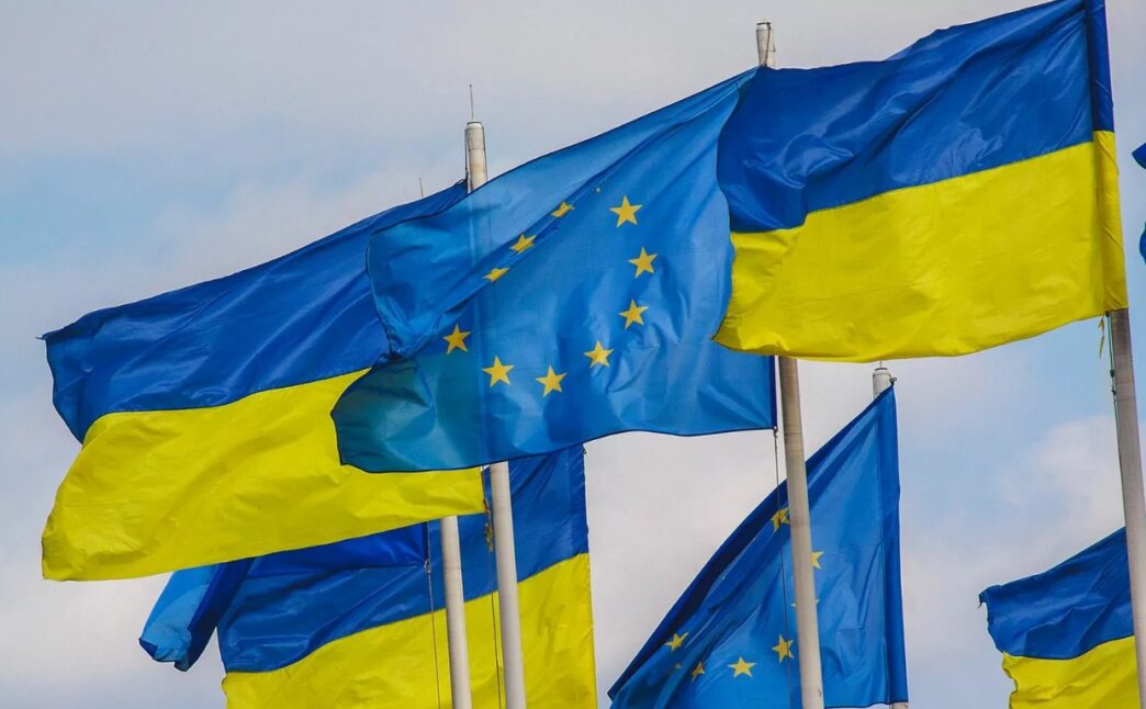Прапори ЄС та України