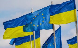 Прапори ЄС та України