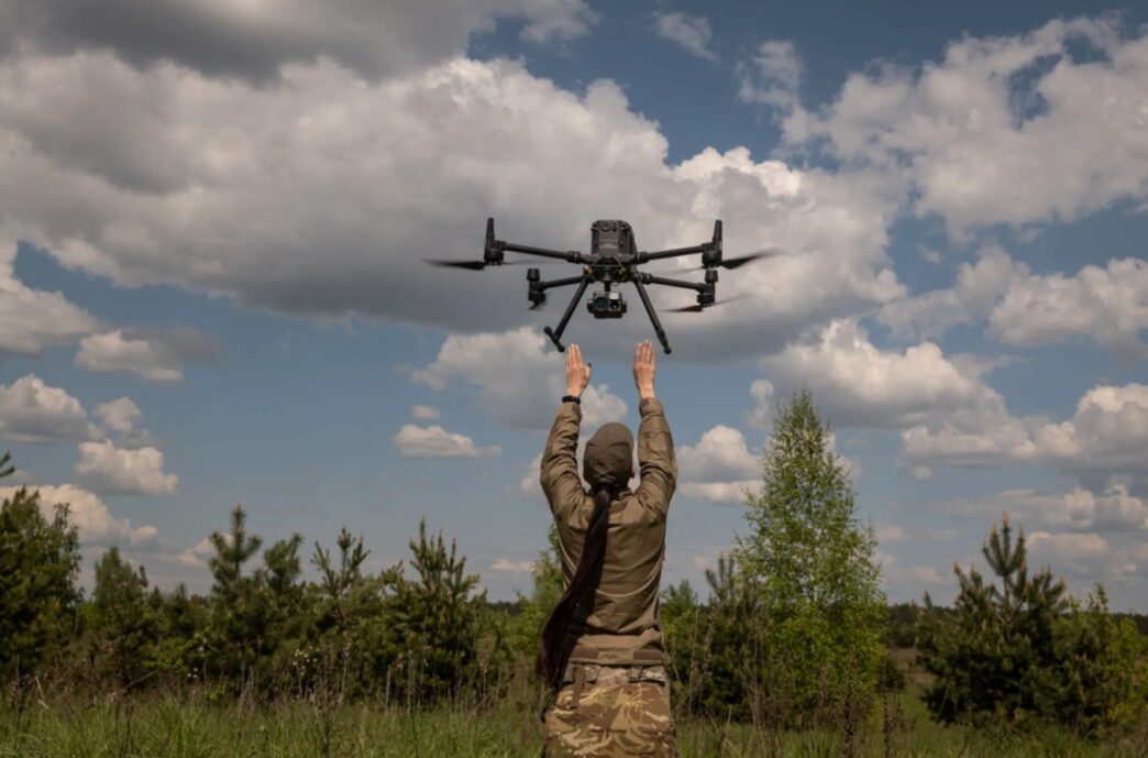 Військовослужбовиця ЗСУ з дроном