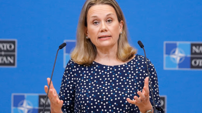 Посол Сполучених Штатів Америки при НАТО Джуліана Сміт