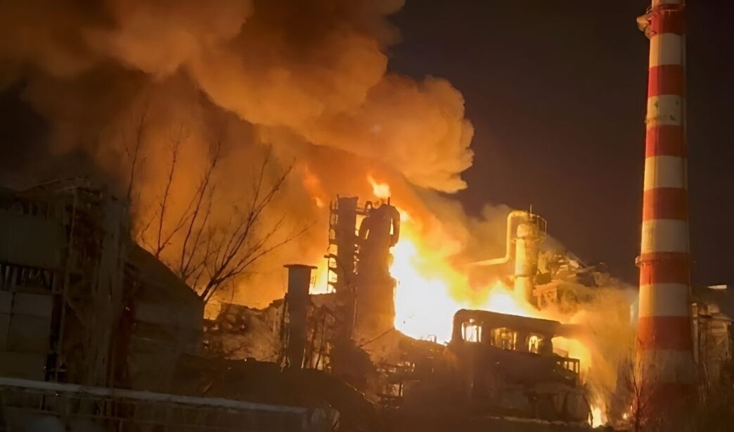 Палаючий НПЗ