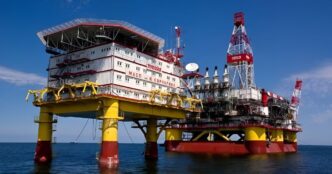 Нафтовидобувна платформа Лукоіл