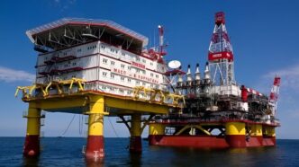 Нафтовидобувна платформа Лукоіл