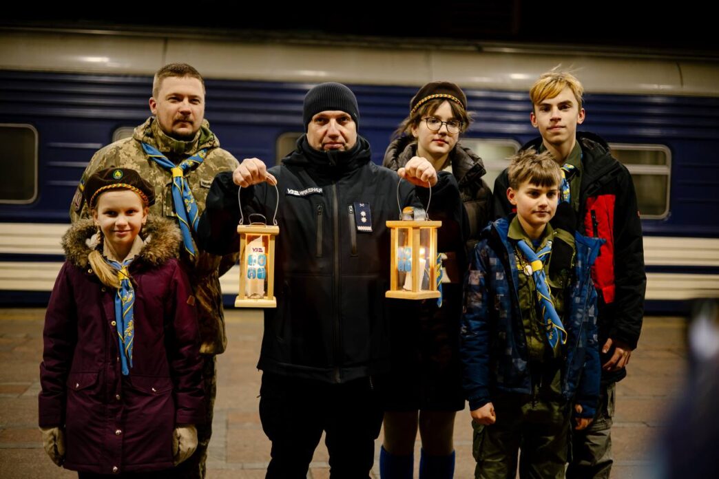 Скаути Пласту тримають Віфліємський вогонь на залізничній платформі