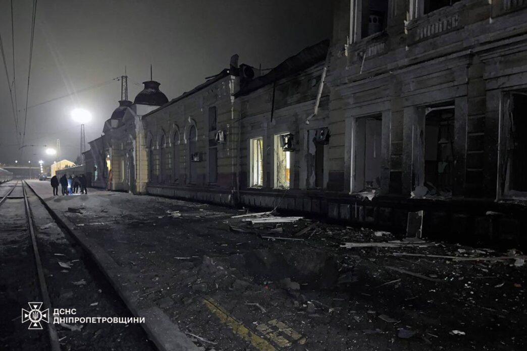 Зруйнований вокзал в П'ятихатках