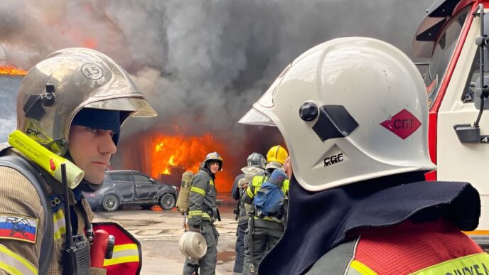 Пожежники МЧС РФ