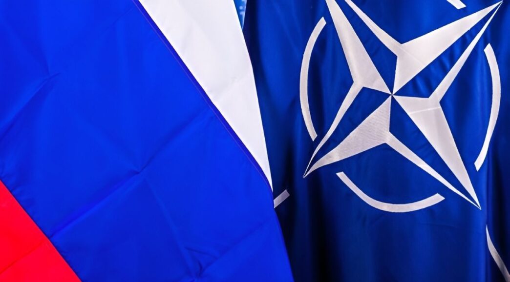 Прапори Росії та НАТО