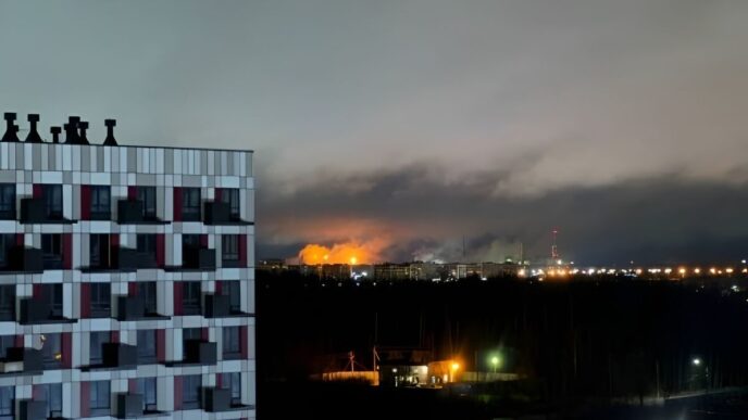 Масштабна пожежа на заводі "Акрон" у російському Великому Новгороді