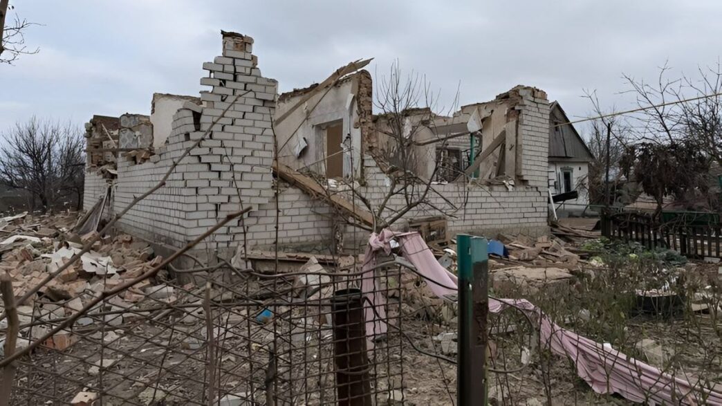 Зруйнований будинок після влучання російського БПЛА