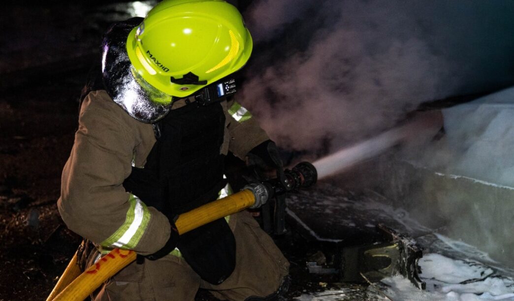 МНСник гасить пожежу