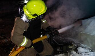 МНСник гасить пожежу