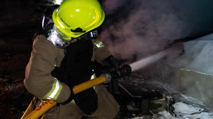 МНСник гасить пожежу