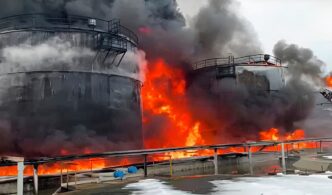 Палаючі резервуари після влучання БпЛА