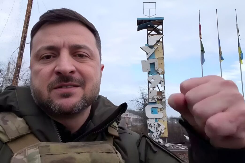 Володимир Зеленський на фоні стели в Куп'янську