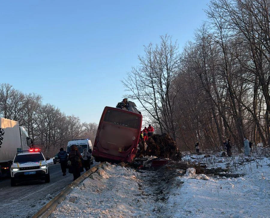 9 постраждалих у страшній ДТП: автобус Відень-Київ врізався в дерево на Львівщині (фото) 6 9 постраждалих у страшній ДТП: автобус Відень-Київ врізався в дерево на Львівщині (фото) 5