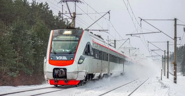 "Укрзалізниця" обмежила рух у шести областях: маршрути, автобуси та поради пасажирам 77