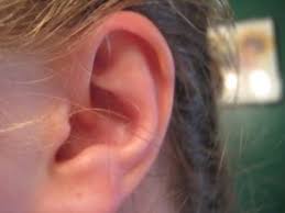 чого червоніють вуха