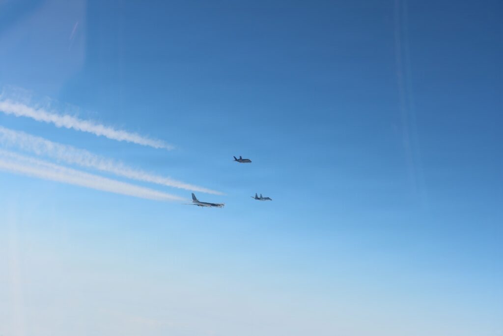 Винищувачі США перехопили 5 російських літаків біля Аляски: Ту-95, Су-35 та А-50 у зоні ADIZ 5