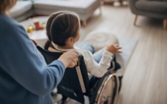 Дівчинка на кріслі колісному