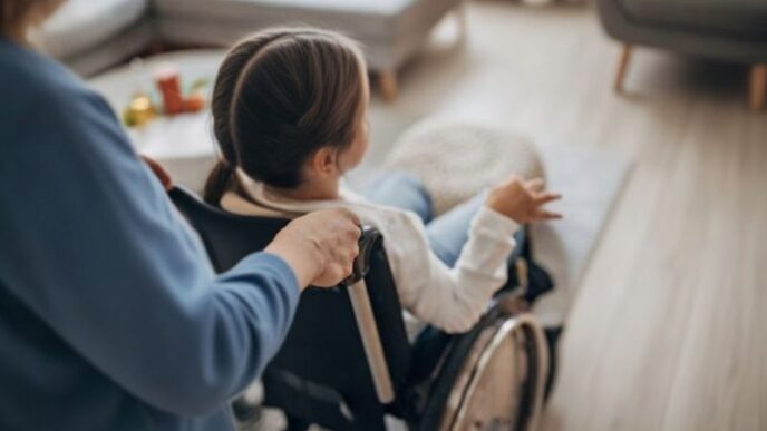 Дівчинка на кріслі колісному