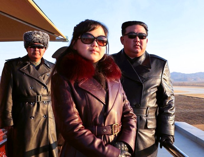 Кім Чен Ин передав 13-річній дочці Кім Чжу Е контроль над ядерними ракетами КНДР