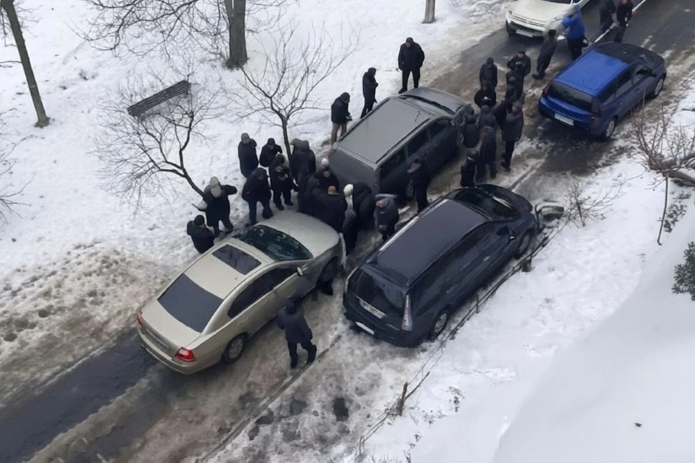 Зухвалий напад на ТЦК у Рівному: невідомі силою звільнили чоловіків після ВЛК 17