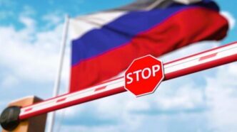 # Сенатори США обіцяють жорсткі санкції проти покупців російської нафти: тиск на Путіна посилюється ## Головне: Сенатори США вимагають санкцій проти Китаю, Індії та інших **Група американських сенаторів-демократів після візиту в Україну пообіцяла домагатися нових жорстких санкцій проти Росії в енергетичній сфері та проти країн, які купують російські нафту, газ і уран, щоб змусити Путіна припинити війну.** ## Детально: Візит сенаторів в Україну та плани щодо санкцій 19 лютого 2026 року група сенаторів-демократів США, які щойно завершили візит до Одеси, заявила про намір повернутися до Вашингтона та активно просувати законодавство для посилення тиску на Росію. Це перша поїздка американських конгресменів до Одеси з початку повномасштабного вторгнення. Делегацію очолила сенатор Жанна Шахін (Нью-Гемпшир), до неї приєдналися Річард Блюменталь (Коннектикут), Шелдон Вайтхаус (Род-Айленд) та Кріс Кунс. Сенатори наголосили, що Росія не демонструє щирості на переговорах. Дводенні перемовини в Женеві за посередництва США завершилися без суттєвого прогресу: Володимир Зеленський висловив незадоволення результатами, тоді як адміністрація Трампа говорила про "значний прогрес". Україна постійно відчуває тиск з боку президента Дональда Трампа щодо угоди з серйозними поступками. > "Ми побачимо більш активні зусилля і реальну роботу з метою чинення тиску на Путіна", — заявили Жанна Шахін та інші сенатори під час телефонної розмови з журналістами. Основний фокус — на обмеженні доходів Росії від експорту енергоносіїв. Сенатори вказали на ключових покупців: Китай, Індію, Угорщину та Бразилію. > "Ми єдині в тому, що країнам, які купують російську нафту і газ — а це Китай, Індія, Угорщина, Бразилія — слід надати дуже сильні стимули для припинення цієї діяльності, і це спосіб дійсно позитивно вплинути на боротьбу України", — зазначив Річард Блюменталь. Центральним елементом залишається двопартійний законопроект, внесений Блюменталем та республіканцем Ліндсі Гремом. Він передбачає санкції проти країн, які продовжують імпорт російської нафти, газу та урану. Документ уже має підтримку 85 із 100 сенаторів, але досі не винесений на голосування через позицію Трампа, який з січня 2025 року контролює санкційну політику з Білого дому. Окремий законопроект стосується "тіньового флоту" — суден, що перевозять російську нафту в обхід санкцій до Азії та інших регіонів. > "Ніхто, буквально ніхто, не вірить, що Росія діє сумлінно на переговорах з нашим урядом і з українцями. Тому тиск стає ключовим фактором, і тіньовий флот — один з елементів цього тиску", — підкреслив Шелдон Вайтхаус. Сенатори готові протистояти угодам, які змушують Україну до надмірних поступок, і не ратифікують такі домовленості. Візит до Одеси дозволив отримати пряму інформацію про ситуацію на фронті та в тилу, що посилило їхню рішучість щодо нових санкцій. - **Ключові напрямки тиску:** - Санкції проти покупців російської нафти, газу та урану (Китай, Індія, Угорщина, Бразилія) - Обмеження "тіньового флоту" для транспортування енергоносіїв - Посилення енергетичних санкцій проти РФ - Блокування угод з надмірними поступками України Ці ініціативи спрямовані на економічне послаблення Росії, щоб змусити її до реальних компромісів у переговорах і припинення агресії проти України