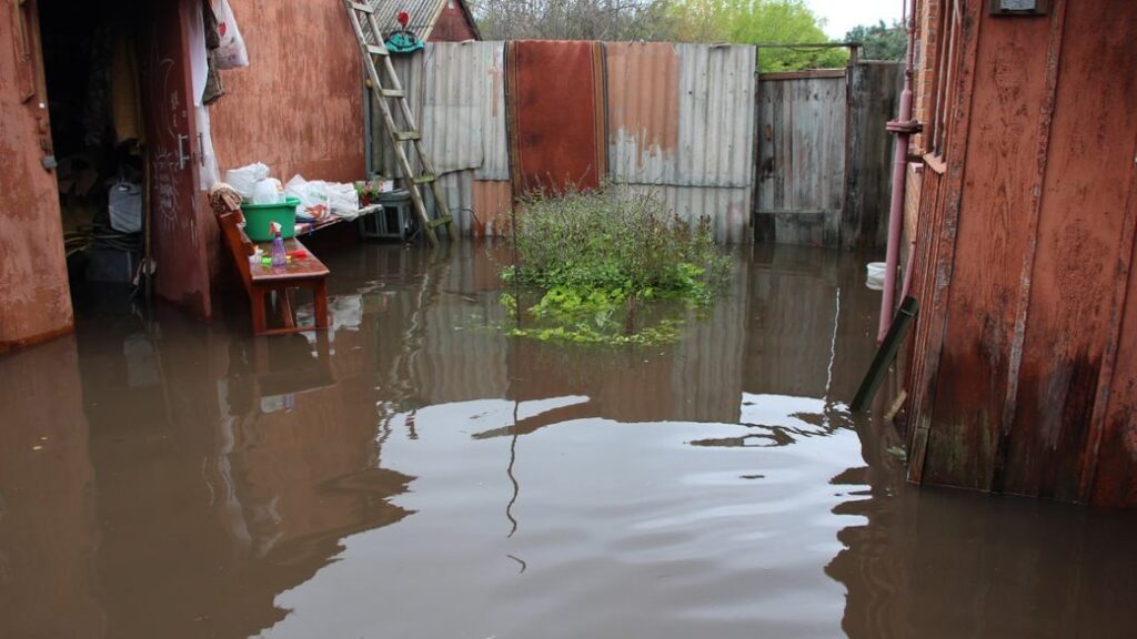 Суми підтопило оголошено надзвичайну ситуацію через відлигу та дощі Суми підтопило оголошено надзвичайну ситуацію через відлигу та дощі
