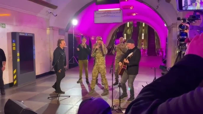 U2 та Ед Ширан разом з "Антитілами"