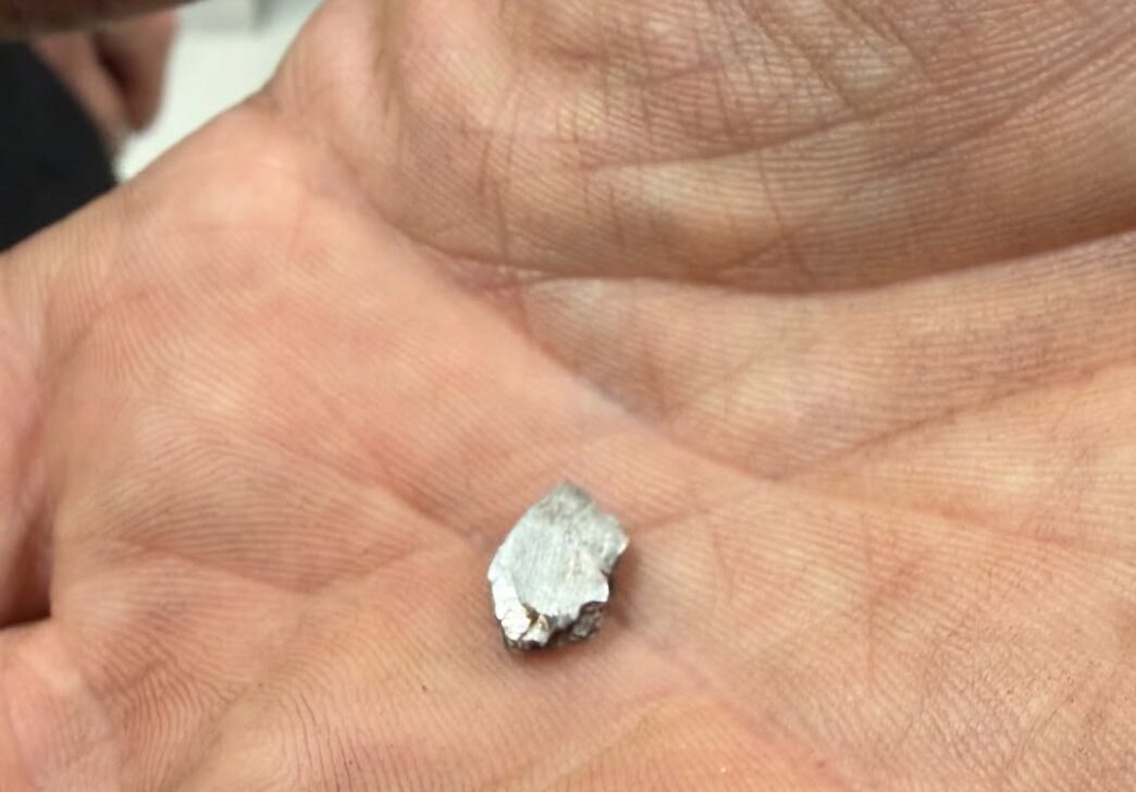 # Ведучий "Голландець" вижив після атаки FPV-дрона: уламок дістали з лоба ## Головне: Волонтер Денис Христов поранений на евакуації **Відомий телеведучий і волонтер Денис Христов, відомий як "Голландець", потрапив під удар російського FPV-дрона на Харківщині 23 лютого 2026 року під час евакуації цивільних. Він отримав поранення в голову, але після медичної допомоги планує швидко повернутися до волонтерської діяльності.** ## Детально: Обставини атаки та стан волонтера 23 лютого 2026 року Денис Христов прямував автомобілем із написом "Евакуація цивільних" до села Гусинка Куп'янського району Харківської області, щоб вивезти людей із зони активних бойових дій. На шляху його транспортний засіб атакував російський FPV-дрон. Удар пошкодив автомобіль, а волонтер отримав поранення в ділянку лоба від уламків. Після інциденту Христов самостійно дістався до Харкова та звернувся до обласної лікарні. Медики провели операцію та витягли уламок із його голови. Стан волонтера оцінюють як стабільний, він перебуває під наглядом лікарів, але вже спілкується з підписниками через соціальні мережі. У своєму Instagram Денис Христов опублікував фото пошкодженого автомобіля та власне зображення з кров'ю на обличчі. Він написав: "Верніше, не доїхав…Хочете прикол, повертаюсь своїм ходом. Якщо не витіку по дорозі в Харків, напишу своє стандартне повідомлення узкім пілотам БпЛА." Пізніше додав: "На зв’язку. За кермом не треба відволікатись." Після медичної процедури волонтер повідомив: "Ось такий 'подарунок' від усні з мого лоба сьогодні дістали лікарі. Дякую фахівцям обласної лікарні Харкова. Завтра знов на евакуація. Жартую, жартую. Післязавтра." У емоційнішому дописі він зазначив: "Тепер в мене ще на один день народження стало більше. Вибачте, що налякав вас. Я не хотів, чесно. Тепер чекаю відео від рубікона, чи хто з російських пілотів там орудує. Мені не соромно. Я відстрілювався до останнього, дивлячись йому є*ало через обʼєктив." Харківська обласна прокуратура підтвердила факт атаки FPV-дроном по цивільному автомобілю на дорозі в напрямку Гусинки. Інформацію також поширили Суспільне та інші видання, посилаючись на офіційні дані. Денис Христов відомий як телеведучий та активний волонтер, який регулярно займається евакуацією цивільних із прифронтових територій Харківщини. Цей інцидент став черговим прикладом ризиків, з якими стикаються волонтери під час виконання гуманітарних місій у зоні бойових дій. Після лікування він має намір продовжити роботу з допомоги населенню.