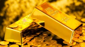 # Золото обвалилося нижче $4950: Китайські свята та долар тиснуть на ринок ## Головне: Падіння золота через Lunar New Year та долар **17 лютого 2026 року ціни на золото впали на 1,5–2,2% через низьку ліквідність азійських ринків на час святкування Китайського Нового року та закриття торгів у США на Presidents' Day, посилене зміцненням долара.** ## Детально: Фактори зниження, поточні котирування та контекст Ціни на золото 17 лютого 2026 року продемонстрували помітне зниження, досягнувши мінімуму за понад тиждень. Спотова ціна опустилася на 1,5% до 4918,65 долара за унцію, а на початку сесії падіння перевищувало 2%. Ф'ючерси на золото з поставкою у квітні в США втратили 2,2% і склали 4937 доларів за унцію. Деякі джерела фіксували спотові рівні близько 4914–4936 доларів, з коливаннями в діапазоні 4879–5021 долара протягом дня. Головні причини — сезонні свята. Lunar New Year (Китайський Новий рік) призвів до закриття фондових і товарних бірж у материковому Китаї, Гонконгу, Сінгапурі, Тайвані та Південній Кореї. Шанхайська золота біржа (SGE) та Шанхайська ф'ючерсна біржа (SHFE) не працювали з 16 по 24 лютого. Це суттєво скоротило попит і ліквідність в Азії — регіоні з традиційно високим споживанням золота. Додатково 16 лютого торгівля в США була призупинена через Presidents' Day, що посилило ефект тонких торгів. Зміцнення американського долара додало тиску: індекс долара зріс на 0,2% до кошика основних валют. Дорожчий долар робить золото менш привабливим для інвесторів з інших країн. Попри короткострокове падіння, золото зберігає високі рівні на тлі 2026 року. Наприкінці січня ціна сягала історичного максимуму 5600–5608 доларів за унцію. Після цього відбувся різкий корекційний рух — один з найсильніших за останнє десятиліття. Загальна капіталізація ринку дорогоцінних металів скоротилася більш ніж на 7 трлн доларів за лічені дні. Золото втратило близько 13,6%, срібло — понад 30%, платина — 27%, паладій — більше 21%. Інвестори фіксували прибутки після стрімкого зростання, підкріпленого геополітичними ризиками та очікуваннями пом'якшення політики ФРС. Перед святами в Китаї попит на ювелірне золото традиційно зростає: сім'ї купують вироби як подарунки та інвестицію. Рітейлери фіксували ціни понад 1529 юанів за грам (приблизно 221 долар), що на 71,7% вище за показники аналогічного періоду 2025 року. Це свідчить про стійкий фізичний попит попри паперове зниження. Ключові рівні на 17 лютого: - Спот: 4914–4936 доларів за унцію - Ф'ючерси (квітень): 4937 доларів - Підтримка: зона 4860–4900 доларів - Опір: повернення вище 5000 доларів Після завершення свят (кінець лютого) обсяги торгів в Азії мають відновитися, що може стабілізувати ринок або спровокувати відскок. Довгостроково золото підтримується геополітикою, купівлею центробанків та невизначеністю навколо ставок ФРС, хоча короткострокова волатильність пов'язана з сезонністю та ліквідністю