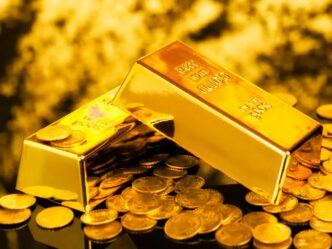 # Золото обвалилося нижче $4950: Китайські свята та долар тиснуть на ринок ## Головне: Падіння золота через Lunar New Year та долар **17 лютого 2026 року ціни на золото впали на 1,5–2,2% через низьку ліквідність азійських ринків на час святкування Китайського Нового року та закриття торгів у США на Presidents' Day, посилене зміцненням долара.** ## Детально: Фактори зниження, поточні котирування та контекст Ціни на золото 17 лютого 2026 року продемонстрували помітне зниження, досягнувши мінімуму за понад тиждень. Спотова ціна опустилася на 1,5% до 4918,65 долара за унцію, а на початку сесії падіння перевищувало 2%. Ф'ючерси на золото з поставкою у квітні в США втратили 2,2% і склали 4937 доларів за унцію. Деякі джерела фіксували спотові рівні близько 4914–4936 доларів, з коливаннями в діапазоні 4879–5021 долара протягом дня. Головні причини — сезонні свята. Lunar New Year (Китайський Новий рік) призвів до закриття фондових і товарних бірж у материковому Китаї, Гонконгу, Сінгапурі, Тайвані та Південній Кореї. Шанхайська золота біржа (SGE) та Шанхайська ф'ючерсна біржа (SHFE) не працювали з 16 по 24 лютого. Це суттєво скоротило попит і ліквідність в Азії — регіоні з традиційно високим споживанням золота. Додатково 16 лютого торгівля в США була призупинена через Presidents' Day, що посилило ефект тонких торгів. Зміцнення американського долара додало тиску: індекс долара зріс на 0,2% до кошика основних валют. Дорожчий долар робить золото менш привабливим для інвесторів з інших країн. Попри короткострокове падіння, золото зберігає високі рівні на тлі 2026 року. Наприкінці січня ціна сягала історичного максимуму 5600–5608 доларів за унцію. Після цього відбувся різкий корекційний рух — один з найсильніших за останнє десятиліття. Загальна капіталізація ринку дорогоцінних металів скоротилася більш ніж на 7 трлн доларів за лічені дні. Золото втратило близько 13,6%, срібло — понад 30%, платина — 27%, паладій — більше 21%. Інвестори фіксували прибутки після стрімкого зростання, підкріпленого геополітичними ризиками та очікуваннями пом'якшення політики ФРС. Перед святами в Китаї попит на ювелірне золото традиційно зростає: сім'ї купують вироби як подарунки та інвестицію. Рітейлери фіксували ціни понад 1529 юанів за грам (приблизно 221 долар), що на 71,7% вище за показники аналогічного періоду 2025 року. Це свідчить про стійкий фізичний попит попри паперове зниження. Ключові рівні на 17 лютого: - Спот: 4914–4936 доларів за унцію - Ф'ючерси (квітень): 4937 доларів - Підтримка: зона 4860–4900 доларів - Опір: повернення вище 5000 доларів Після завершення свят (кінець лютого) обсяги торгів в Азії мають відновитися, що може стабілізувати ринок або спровокувати відскок. Довгостроково золото підтримується геополітикою, купівлею центробанків та невизначеністю навколо ставок ФРС, хоча короткострокова волатильність пов'язана з сезонністю та ліквідністю