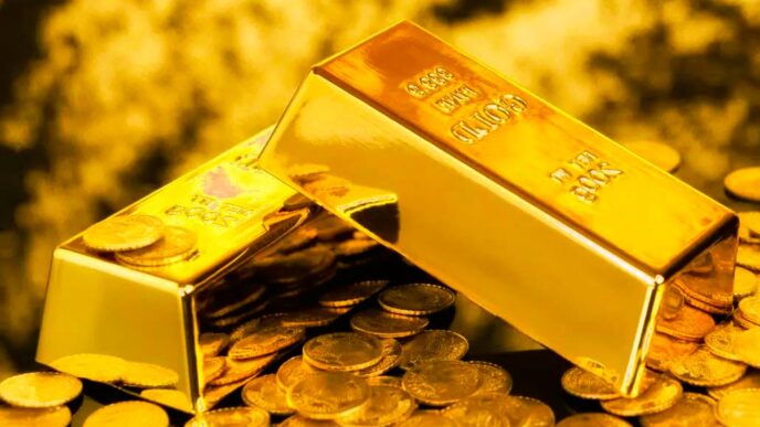 # Золото обвалилося нижче $4950: Китайські свята та долар тиснуть на ринок ## Головне: Падіння золота через Lunar New Year та долар **17 лютого 2026 року ціни на золото впали на 1,5–2,2% через низьку ліквідність азійських ринків на час святкування Китайського Нового року та закриття торгів у США на Presidents' Day, посилене зміцненням долара.** ## Детально: Фактори зниження, поточні котирування та контекст Ціни на золото 17 лютого 2026 року продемонстрували помітне зниження, досягнувши мінімуму за понад тиждень. Спотова ціна опустилася на 1,5% до 4918,65 долара за унцію, а на початку сесії падіння перевищувало 2%. Ф'ючерси на золото з поставкою у квітні в США втратили 2,2% і склали 4937 доларів за унцію. Деякі джерела фіксували спотові рівні близько 4914–4936 доларів, з коливаннями в діапазоні 4879–5021 долара протягом дня. Головні причини — сезонні свята. Lunar New Year (Китайський Новий рік) призвів до закриття фондових і товарних бірж у материковому Китаї, Гонконгу, Сінгапурі, Тайвані та Південній Кореї. Шанхайська золота біржа (SGE) та Шанхайська ф'ючерсна біржа (SHFE) не працювали з 16 по 24 лютого. Це суттєво скоротило попит і ліквідність в Азії — регіоні з традиційно високим споживанням золота. Додатково 16 лютого торгівля в США була призупинена через Presidents' Day, що посилило ефект тонких торгів. Зміцнення американського долара додало тиску: індекс долара зріс на 0,2% до кошика основних валют. Дорожчий долар робить золото менш привабливим для інвесторів з інших країн. Попри короткострокове падіння, золото зберігає високі рівні на тлі 2026 року. Наприкінці січня ціна сягала історичного максимуму 5600–5608 доларів за унцію. Після цього відбувся різкий корекційний рух — один з найсильніших за останнє десятиліття. Загальна капіталізація ринку дорогоцінних металів скоротилася більш ніж на 7 трлн доларів за лічені дні. Золото втратило близько 13,6%, срібло — понад 30%, платина — 27%, паладій — більше 21%. Інвестори фіксували прибутки після стрімкого зростання, підкріпленого геополітичними ризиками та очікуваннями пом'якшення політики ФРС. Перед святами в Китаї попит на ювелірне золото традиційно зростає: сім'ї купують вироби як подарунки та інвестицію. Рітейлери фіксували ціни понад 1529 юанів за грам (приблизно 221 долар), що на 71,7% вище за показники аналогічного періоду 2025 року. Це свідчить про стійкий фізичний попит попри паперове зниження. Ключові рівні на 17 лютого: - Спот: 4914–4936 доларів за унцію - Ф'ючерси (квітень): 4937 доларів - Підтримка: зона 4860–4900 доларів - Опір: повернення вище 5000 доларів Після завершення свят (кінець лютого) обсяги торгів в Азії мають відновитися, що може стабілізувати ринок або спровокувати відскок. Довгостроково золото підтримується геополітикою, купівлею центробанків та невизначеністю навколо ставок ФРС, хоча короткострокова волатильність пов'язана з сезонністю та ліквідністю