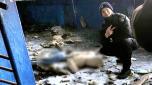 # Курсант поліції у Дніпрі позував з посмішкою біля тіла 14-річної дівчинки ## Головне: Скандальне фото курсанта біля трупа школярки **У Дніпрі курсант ДДУВС сфотографувався з зухвалою посмішкою та знаком «V» поруч з тілом загиблої 14-річної Анастасії Ситнікової, університет розпочав службове розслідування.** ## Детально: Реакція університету та обставини інциденту ### Зникнення та виявлення тіла Анастасії Ситнікової 14-річна школярка Анастасія Ситнікова зникла 17 лютого 2026 року в Соборному районі Дніпра. Пошукові заходи тривали три доби. 20 лютого її тіло знайшли в покинутому кафе «Nautilus» поблизу парку Шевченка. Приміщення зазнало пошкоджень від вогню. На момент виявлення не зафіксували явних ознак насильницької смерті, однак остаточну причину загибелі встановлюють експертизи. Телефон та особисті речі дівчинки на місці відсутні, рідні чекають результатів слідства. ### Фото курсанта на місці трагедії Світлина, що викликала обурення, з’явилася в соцмережах 18–19 березня 2026 року. На ній курсант першого курсу факультету кримінальної поліції Дніпровського державного університету внутрішніх справ (ДДУВС) у формі стоїть поруч з тілом загиблої. Він посміхається та тримає пальці у формі знаку «V». За даними місцевих Telegram-каналів та ЗМІ, хлопця залучали до пошукових заходів щодо зниклої дитини. ### Офіційна позиція ДДУВС Керівництво університету негайно відреагувало на ситуацію. Запущено службове розслідування для встановлення всіх обставин. В офіційній заяві зазначили: > «Така поведінка є неприпустимою для майбутнього правоохоронця, адже вона демонструє неповагу до людської гідності.» Представники ДДУВС висловили співчуття родині Анастасії Ситнікової та запевнили, що діям курсанта дадуть правову оцінку. Проректор закладу Магдаліна в коментарях для ЗМІ назвала вчинок ханебним. ### Широке висвітлення в медіа Інформацію про інцидент опублікували десятки видань 19 березня 2026 року: TSN.ua, Укрінформ, Zaxid.net, UkraNews та інші. Багато матеріалів підкреслюють цинічність фото, зробленого людиною, яка готується служити в поліції. Суспільне обурення посилюється тим, що курсант брав участь у розшуку цієї ж дівчини. ### Можливі наслідки для курсанта Поведінка може призвести до відрахування з вишу та дисциплінарних заходів у системі МВС. Розслідування триває, остаточні висновки ще не оприлюднені. Подібні випадки негативно впливають на репутацію правоохоронних органів та довіру громадян.