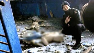 # Курсант поліції у Дніпрі позував з посмішкою біля тіла 14-річної дівчинки ## Головне: Скандальне фото курсанта біля трупа школярки **У Дніпрі курсант ДДУВС сфотографувався з зухвалою посмішкою та знаком «V» поруч з тілом загиблої 14-річної Анастасії Ситнікової, університет розпочав службове розслідування.** ## Детально: Реакція університету та обставини інциденту ### Зникнення та виявлення тіла Анастасії Ситнікової 14-річна школярка Анастасія Ситнікова зникла 17 лютого 2026 року в Соборному районі Дніпра. Пошукові заходи тривали три доби. 20 лютого її тіло знайшли в покинутому кафе «Nautilus» поблизу парку Шевченка. Приміщення зазнало пошкоджень від вогню. На момент виявлення не зафіксували явних ознак насильницької смерті, однак остаточну причину загибелі встановлюють експертизи. Телефон та особисті речі дівчинки на місці відсутні, рідні чекають результатів слідства. ### Фото курсанта на місці трагедії Світлина, що викликала обурення, з’явилася в соцмережах 18–19 березня 2026 року. На ній курсант першого курсу факультету кримінальної поліції Дніпровського державного університету внутрішніх справ (ДДУВС) у формі стоїть поруч з тілом загиблої. Він посміхається та тримає пальці у формі знаку «V». За даними місцевих Telegram-каналів та ЗМІ, хлопця залучали до пошукових заходів щодо зниклої дитини. ### Офіційна позиція ДДУВС Керівництво університету негайно відреагувало на ситуацію. Запущено службове розслідування для встановлення всіх обставин. В офіційній заяві зазначили: > «Така поведінка є неприпустимою для майбутнього правоохоронця, адже вона демонструє неповагу до людської гідності.» Представники ДДУВС висловили співчуття родині Анастасії Ситнікової та запевнили, що діям курсанта дадуть правову оцінку. Проректор закладу Магдаліна в коментарях для ЗМІ назвала вчинок ханебним. ### Широке висвітлення в медіа Інформацію про інцидент опублікували десятки видань 19 березня 2026 року: TSN.ua, Укрінформ, Zaxid.net, UkraNews та інші. Багато матеріалів підкреслюють цинічність фото, зробленого людиною, яка готується служити в поліції. Суспільне обурення посилюється тим, що курсант брав участь у розшуку цієї ж дівчини. ### Можливі наслідки для курсанта Поведінка може призвести до відрахування з вишу та дисциплінарних заходів у системі МВС. Розслідування триває, остаточні висновки ще не оприлюднені. Подібні випадки негативно впливають на репутацію правоохоронних органів та довіру громадян.