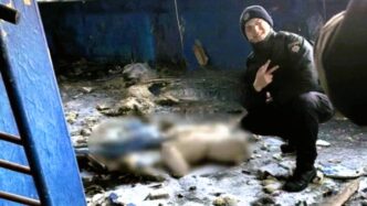 # Курсант поліції у Дніпрі позував з посмішкою біля тіла 14-річної дівчинки ## Головне: Скандальне фото курсанта біля трупа школярки **У Дніпрі курсант ДДУВС сфотографувався з зухвалою посмішкою та знаком «V» поруч з тілом загиблої 14-річної Анастасії Ситнікової, університет розпочав службове розслідування.** ## Детально: Реакція університету та обставини інциденту ### Зникнення та виявлення тіла Анастасії Ситнікової 14-річна школярка Анастасія Ситнікова зникла 17 лютого 2026 року в Соборному районі Дніпра. Пошукові заходи тривали три доби. 20 лютого її тіло знайшли в покинутому кафе «Nautilus» поблизу парку Шевченка. Приміщення зазнало пошкоджень від вогню. На момент виявлення не зафіксували явних ознак насильницької смерті, однак остаточну причину загибелі встановлюють експертизи. Телефон та особисті речі дівчинки на місці відсутні, рідні чекають результатів слідства. ### Фото курсанта на місці трагедії Світлина, що викликала обурення, з’явилася в соцмережах 18–19 березня 2026 року. На ній курсант першого курсу факультету кримінальної поліції Дніпровського державного університету внутрішніх справ (ДДУВС) у формі стоїть поруч з тілом загиблої. Він посміхається та тримає пальці у формі знаку «V». За даними місцевих Telegram-каналів та ЗМІ, хлопця залучали до пошукових заходів щодо зниклої дитини. ### Офіційна позиція ДДУВС Керівництво університету негайно відреагувало на ситуацію. Запущено службове розслідування для встановлення всіх обставин. В офіційній заяві зазначили: > «Така поведінка є неприпустимою для майбутнього правоохоронця, адже вона демонструє неповагу до людської гідності.» Представники ДДУВС висловили співчуття родині Анастасії Ситнікової та запевнили, що діям курсанта дадуть правову оцінку. Проректор закладу Магдаліна в коментарях для ЗМІ назвала вчинок ханебним. ### Широке висвітлення в медіа Інформацію про інцидент опублікували десятки видань 19 березня 2026 року: TSN.ua, Укрінформ, Zaxid.net, UkraNews та інші. Багато матеріалів підкреслюють цинічність фото, зробленого людиною, яка готується служити в поліції. Суспільне обурення посилюється тим, що курсант брав участь у розшуку цієї ж дівчини. ### Можливі наслідки для курсанта Поведінка може призвести до відрахування з вишу та дисциплінарних заходів у системі МВС. Розслідування триває, остаточні висновки ще не оприлюднені. Подібні випадки негативно впливають на репутацію правоохоронних органів та довіру громадян.