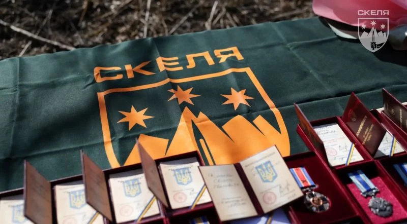 Командир полку "Скеля" Юрій Гаркавий урочисто нагородив бійців державними нагородами за оборону України 25
