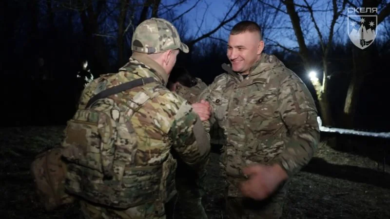 Командир полку "Скеля" Юрій Гаркавий урочисто нагородив бійців державними нагородами за оборону України 6 Командир полку "Скеля" Юрій Гаркавий урочисто нагородив бійців державними нагородами за оборону України 5