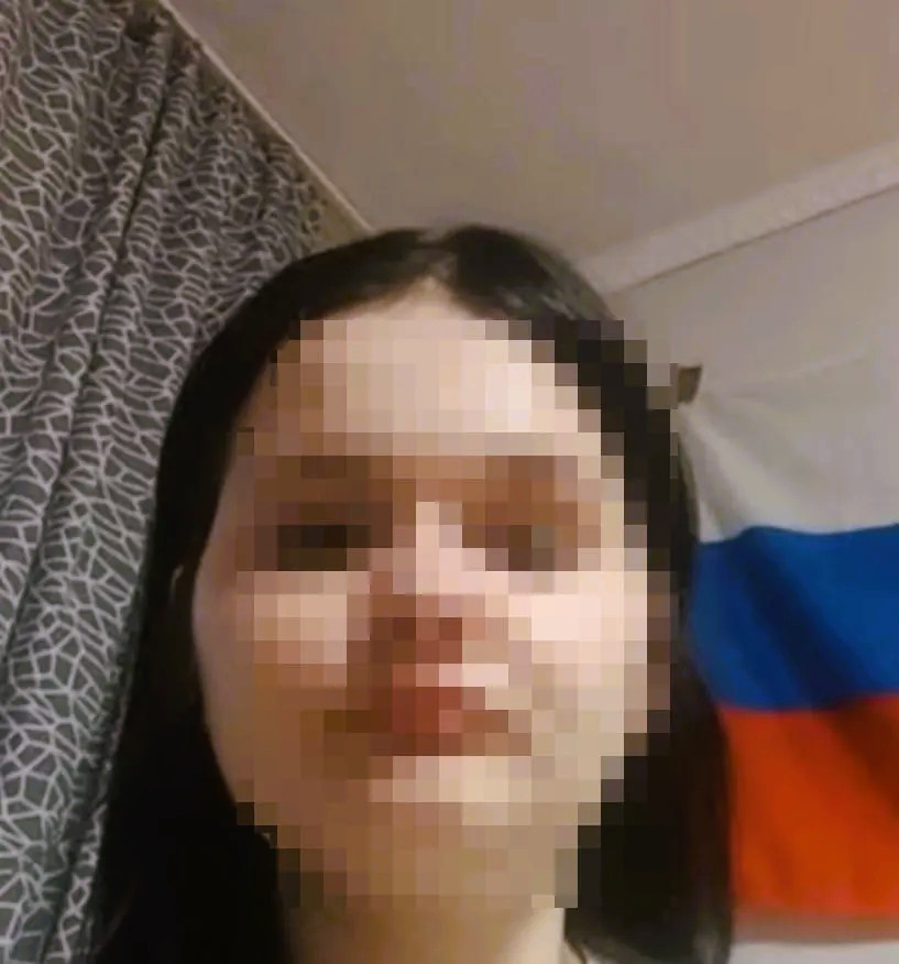 Скандал monobank: дівчина з "російським" прапором виявилася зі словенським стягом