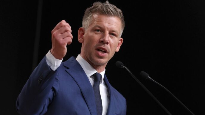 Прем’єр Угорщини П. Мадяр розкриє архіви приватизації 1988‑2000 років 11