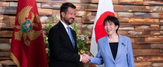 Прем’єр-міністр Японії Санае Такаїті у блакитному жакеті зустріла президента Чорногорії Якова Мілатовича 1