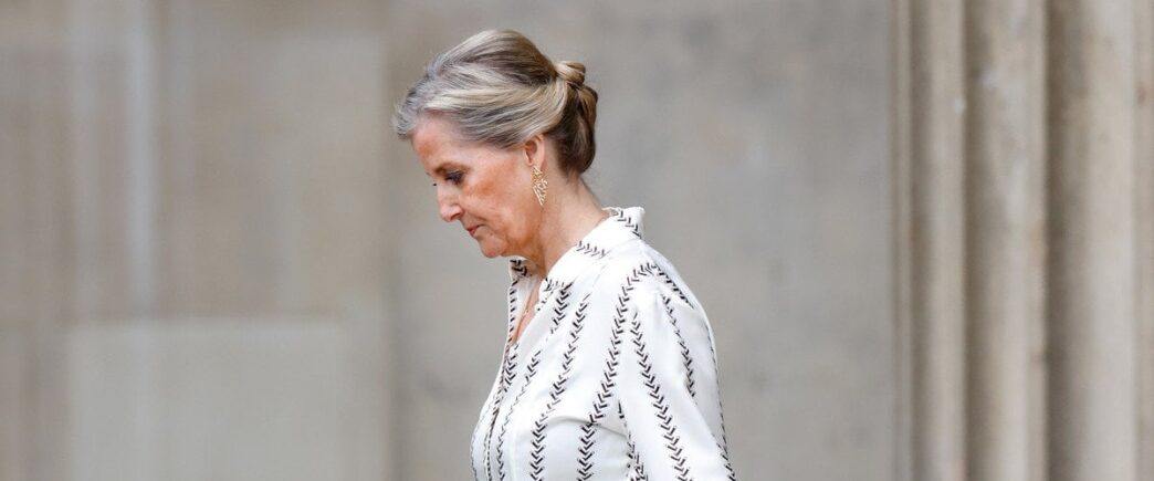 Герцогиня Единбурзька Софі у шовковій сукні‑сорочці на прийомі до ювілею Єлизавети II 3