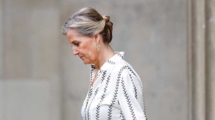 Герцогиня Единбурзька Софі у шовковій сукні‑сорочці на прийомі до ювілею Єлизавети II 19