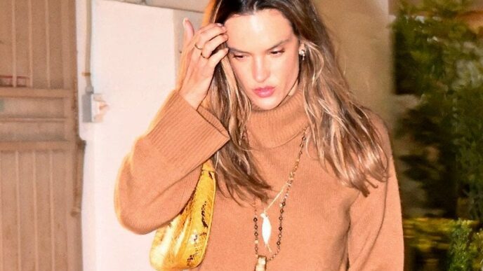 Алессандра Амбросіо у Лос‑Анджелесі: кармелітовий светр і сумка зі зміїним принтом 7