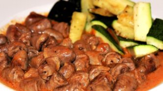 Рецепт гуляшу з курячих сердець — бюджетна білкова страва 203