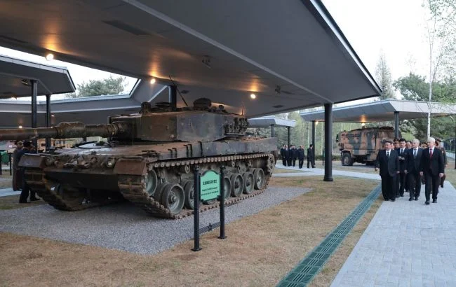 Кім Чен Ин відкрив у Пхеньяні музей з трофейною технікою ЗСУ: Leopard, Abrams та Marder під склом 8 Кім Чен Ин відкрив у Пхеньяні музей з трофейною технікою ЗСУ: Leopard, Abrams та Marder під склом 7