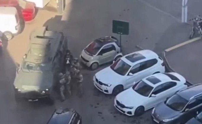 Київ: озброєний чоловік підпалив квартиру, розстріляв перехожих біля Велмарту та захопив заручників — стрільця ліквідували під час штурму КОРД 5