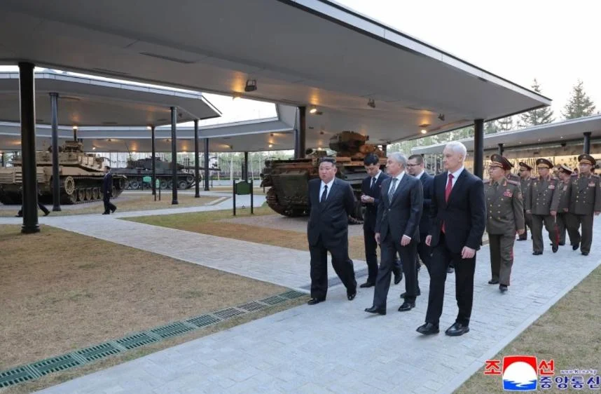 Кім Чен Ин відкрив у Пхеньяні музей з трофейною технікою ЗСУ: Leopard, Abrams та Marder під склом 6 Кім Чен Ин відкрив у Пхеньяні музей з трофейною технікою ЗСУ: Leopard, Abrams та Marder під склом 5